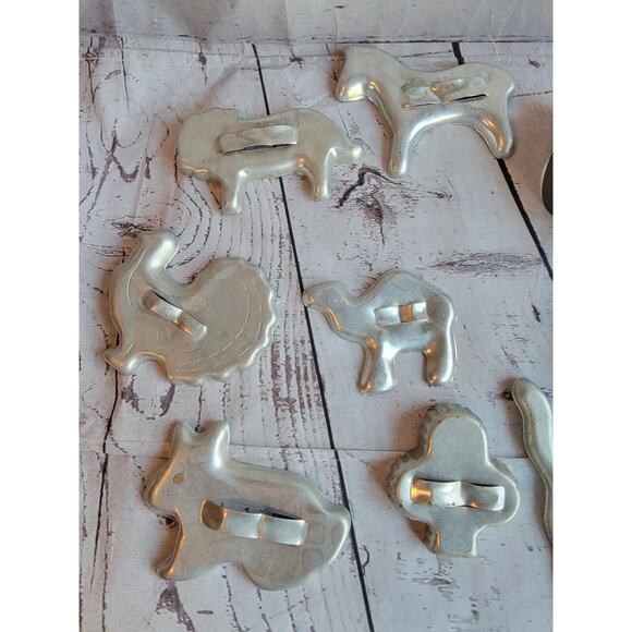 Group Of 12 Vintage Cookie Cutters Aluminum Metal Crafting Cutters - Picture 5 of 8